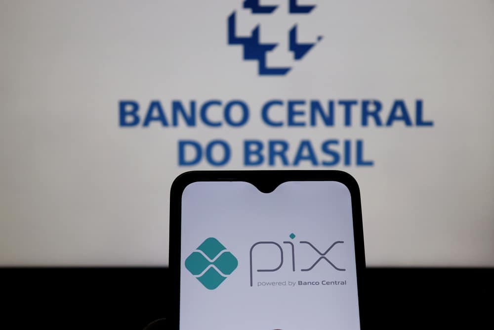 Logotipo Pix na tela do smartphone com o logotipo do Banco Central do Brasil exibido ao fundo. Pix Brasil é um sistema de pagamento instantâneo