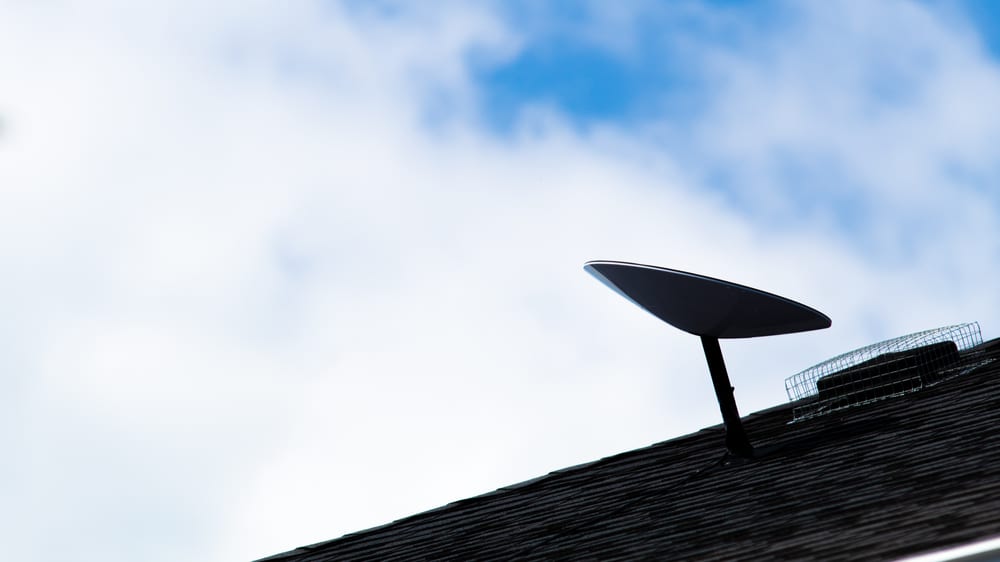 Imagem mostra antena da Starlink em um telhado. SpaceX quer criar uma antena mais robusta para ambientes móveis e hostis