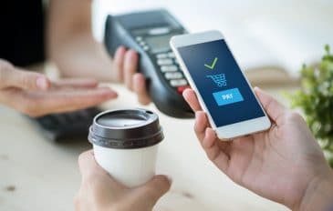 Imagem mostra conceito de compra usando o smartphone como plataforma de pagamento digital