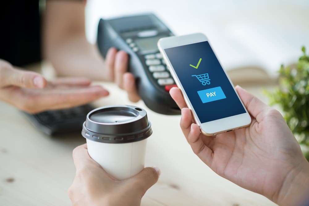 Imagem mostra conceito de compra usando o smartphone como plataforma de pagamento digital