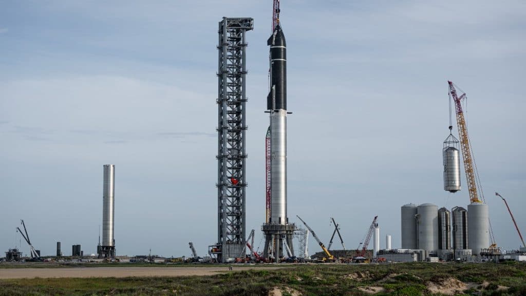 Imagem mostra o foguete Super Heavy montado em sua base de lançamento.

O Super Heavy e a Starship foram finalmente acoplados um ao outro, criando a plataforma de lançamento de foguetes mais alta do mundo e dando à SpaceX um novo recorde na indústria espacial