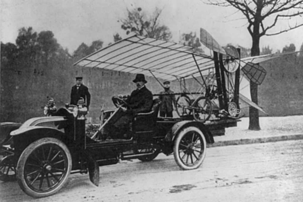 Santos Dumont com o Demoiselle, um ancestral do carro voador
