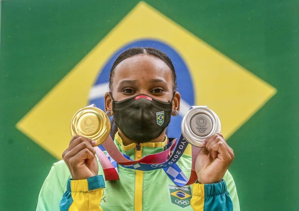 Rebeca Andrade com as medalhas