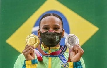 Rebeca Andrade com as medalhas