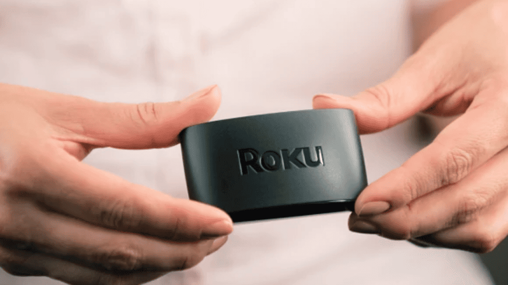 Foto mostra a Roku Express, a set top box da Roku