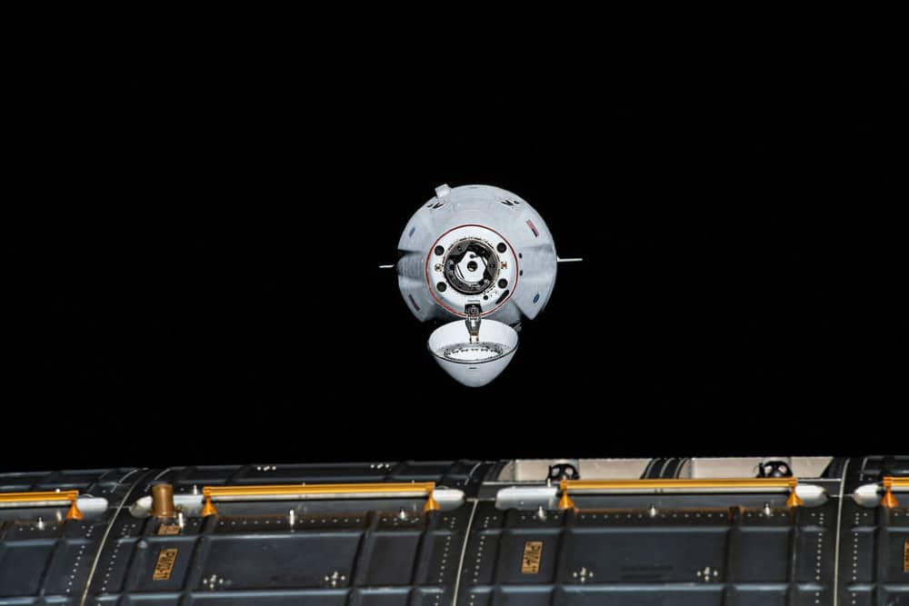 Imagem mostra a cápsula Crew Dragon CRS-23, da SpaceX, quando chegou à Estação Espacial Internacional