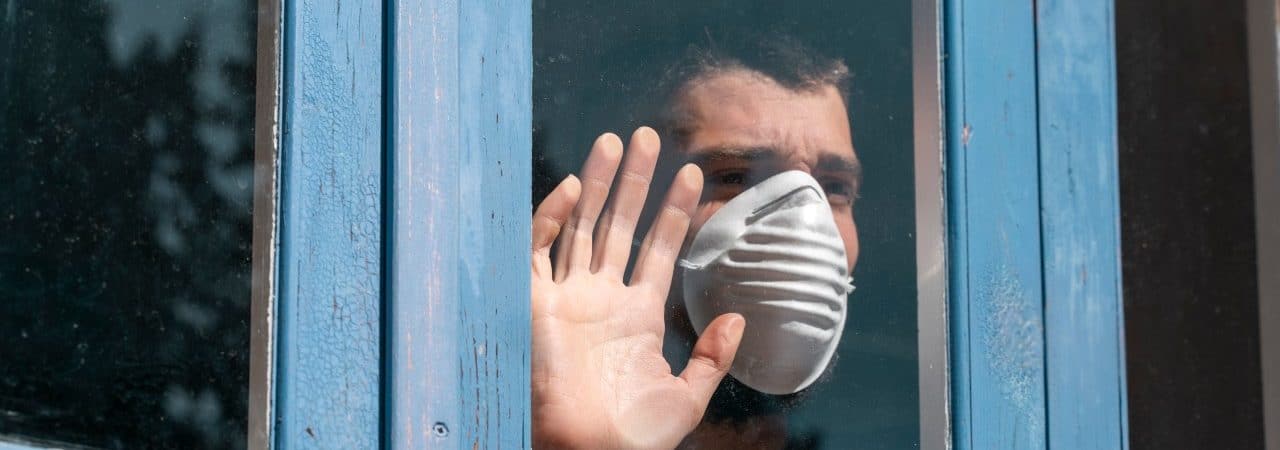 homem usa máscara para se proteger do coronavírus