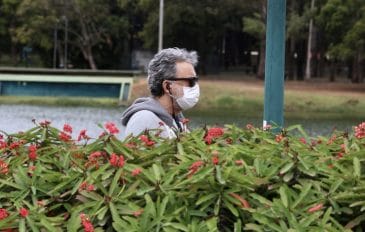 Homem de Máscara em um Parque