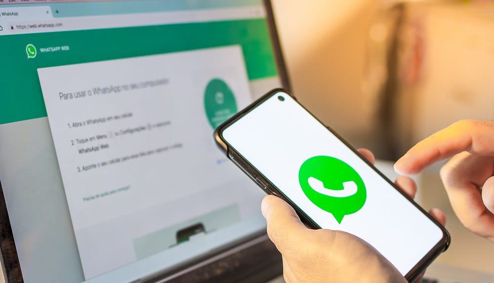 WhatsApp Web na tela do computador e aplicativo no celular