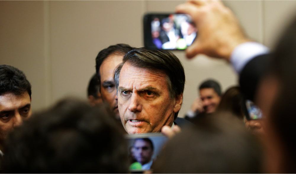Imagem mostra o presidente Jair Bolsonaro em conversa com jornalistas
