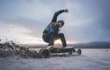 skatista fazendo uma manobra off-road