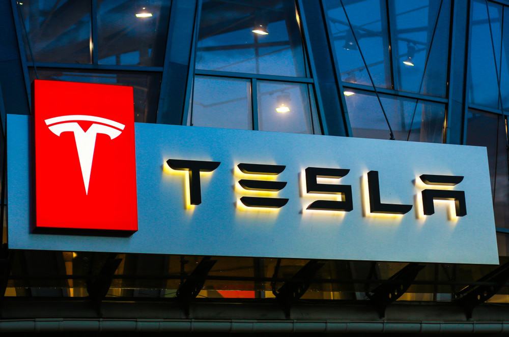 Imagem mostra o logotipo da montadora de carros elétricos Tesla na fachada de um prédio
