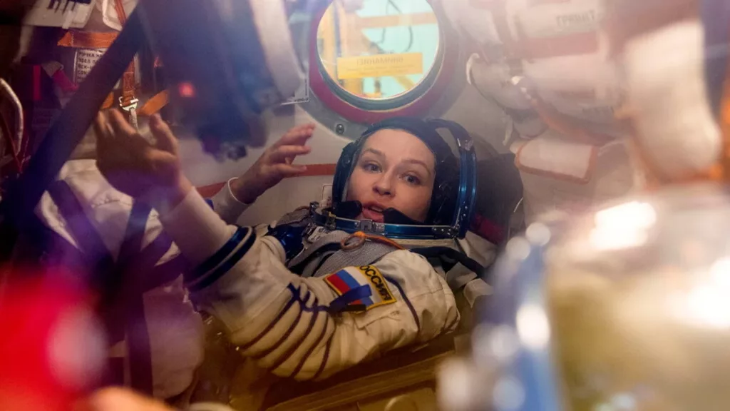 A atriz russa Yulia Peresild, momentos antes do lançamento da nave Soyuz MS-19, onde ela participará da gravação do primeiro filme no espaço