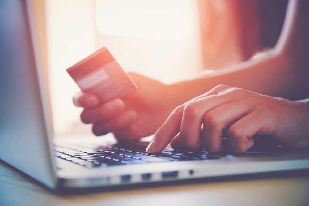 Semana do Consumidor: veja quais serão os produtos mais procurados no e-commerce; mão segurando cartão de crédito