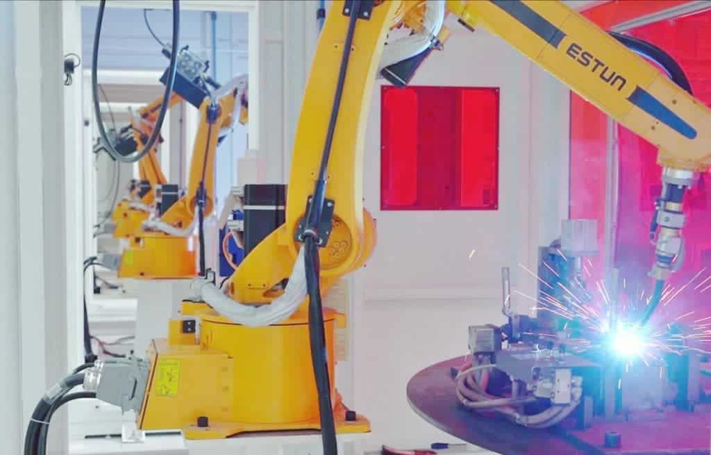 Robôs na fábrica inteligente da Luyuan em Guigang montando produtos. Existem 60 robôs de soldagem na fábrica agora - Imagem: Reprodução/Asianet