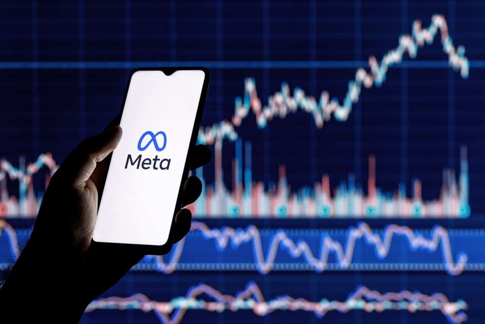 Smartphone com logotipo da Meta, a nova marca do Facebook