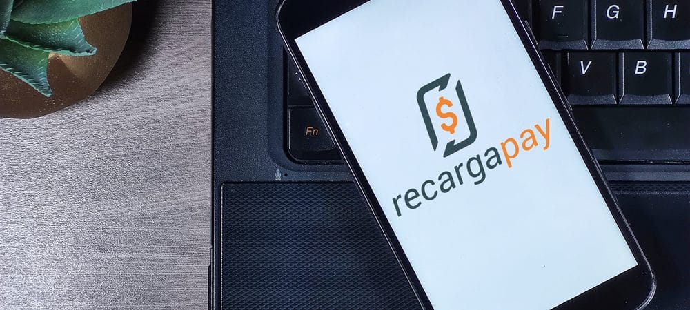 Logotipo do RecargaPay na tela de um smartphone.