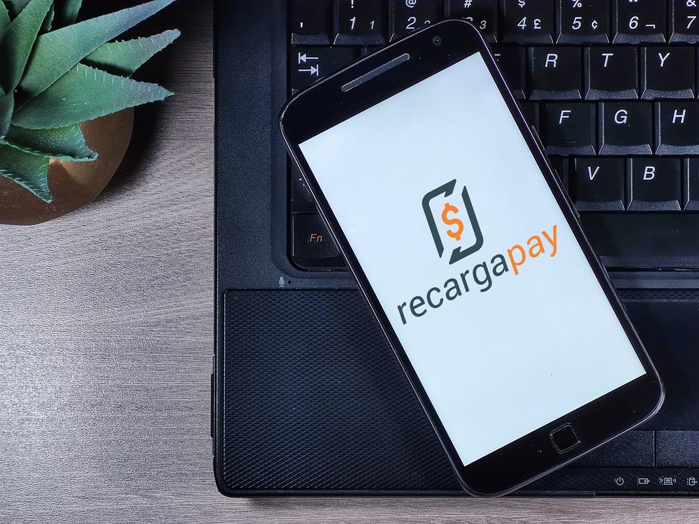 Logotipo do RecargaPay na tela de um smartphone.