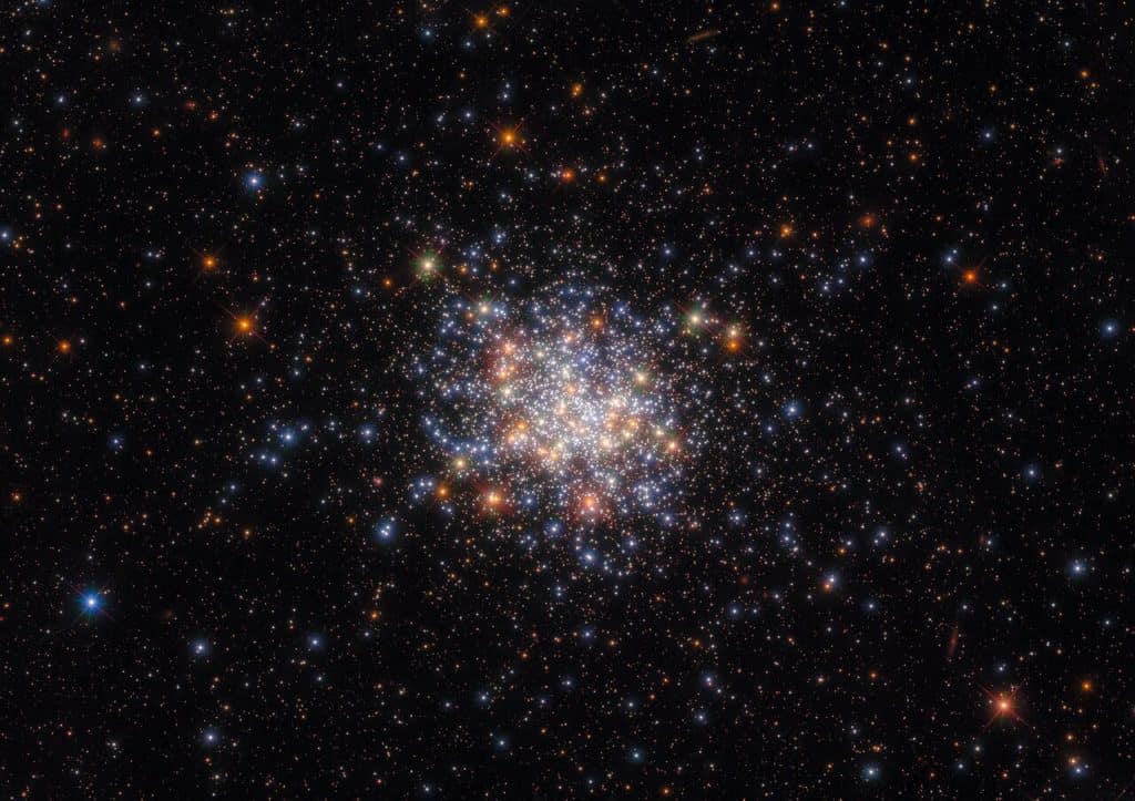 Imagem mostra um grupo de estrelas imitando uma "pitada de sal", em foto tirada pelo telescópio espacial Hubble