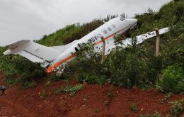Em acidente no aeroporto de Santa Rosa, jato Phenom 100 fabricado pela Embraer cai no barranco; assista