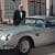 De smoking, Jay Leno pilota Aston Martin DB5 de James Bond