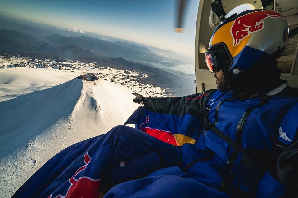Sebastián Álvarez se prepara para voo dentro do vulcão no Chile