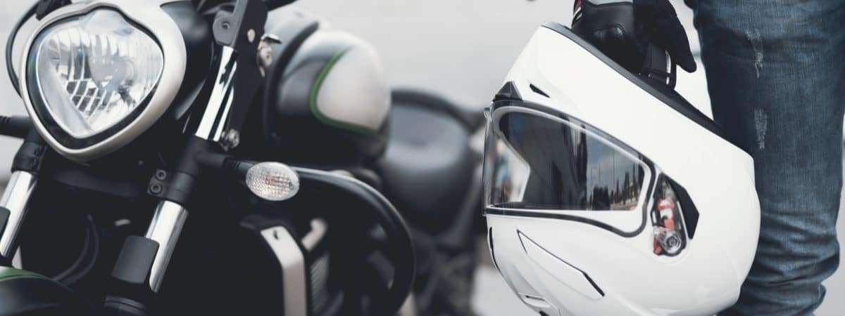 Motos elétricas: piloto e moto elétrica com um capacete