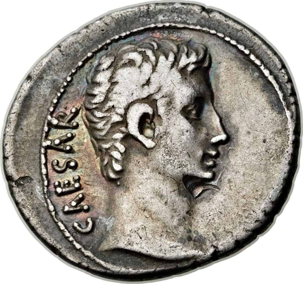 Exemplo de moeda do antigo Império Romano: feitas em vários metais ao longo de toda a história, elas sempre exibiam o rosto do imperador vigente no ato de sua criação. Um texugo escavou 200 artefatos do tipo na Espanha