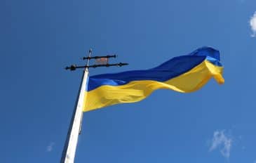 Bandeira da Ucrânia para ilustrar que o país acusou a Rússia oficialmente por ataque cibernético