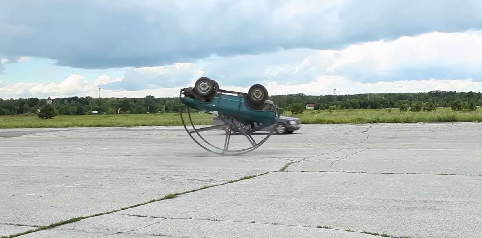 Mecânicos russos projetam Lada para girar em 360º — e incrivelmente dá certo