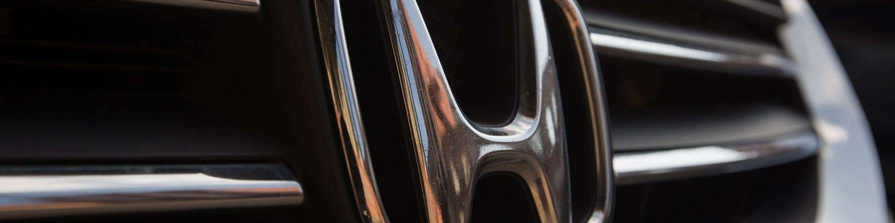 Detalhe do símbolo da Honda em carro SUV