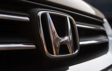 Detalhe do símbolo da Honda em carro SUV