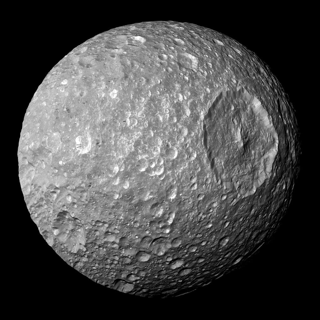 A lua Mimas, de Saturno, pode ser mais que um bloco de gelo no espaço: reconhecimento feito pela sonda Cassini indica a presença de um oceano escondido no satélite
