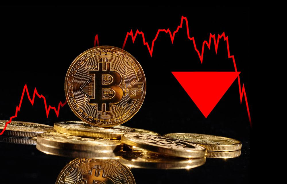 Imagem ilustra queda no valor do Bitcoin no mercado de criptomoedas
