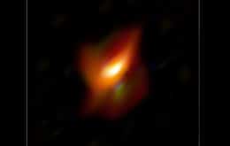Um buraco negro supermassivo estava “se escondendo” em anel de poeira cósmica
