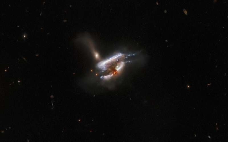 Uma nova imagem do Hubble mostra o que provavelmente consiste de três galáxias se fundindo, há milhões de anos-luz da Terra