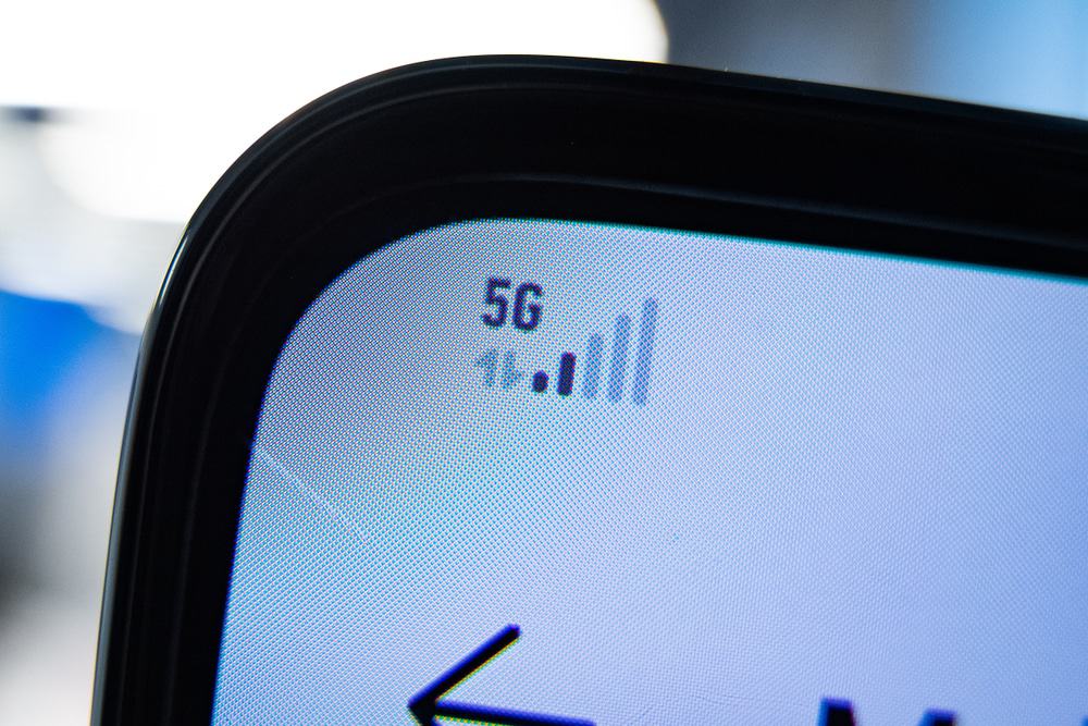 Visão aproximada do ícone de sinal compatível 5G em um smartphone com tecnologia