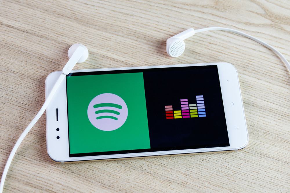 Aplicativos do Spotify e Deezer. Spotify e Deezer são as duas maiores plataformas de streaming de música