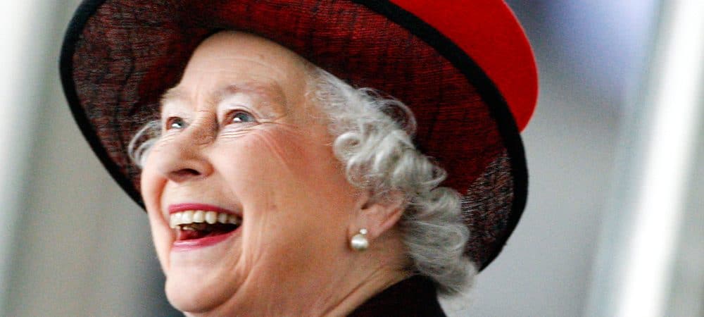 Rainha Elizabeth II sorri durante uma visita em Londres