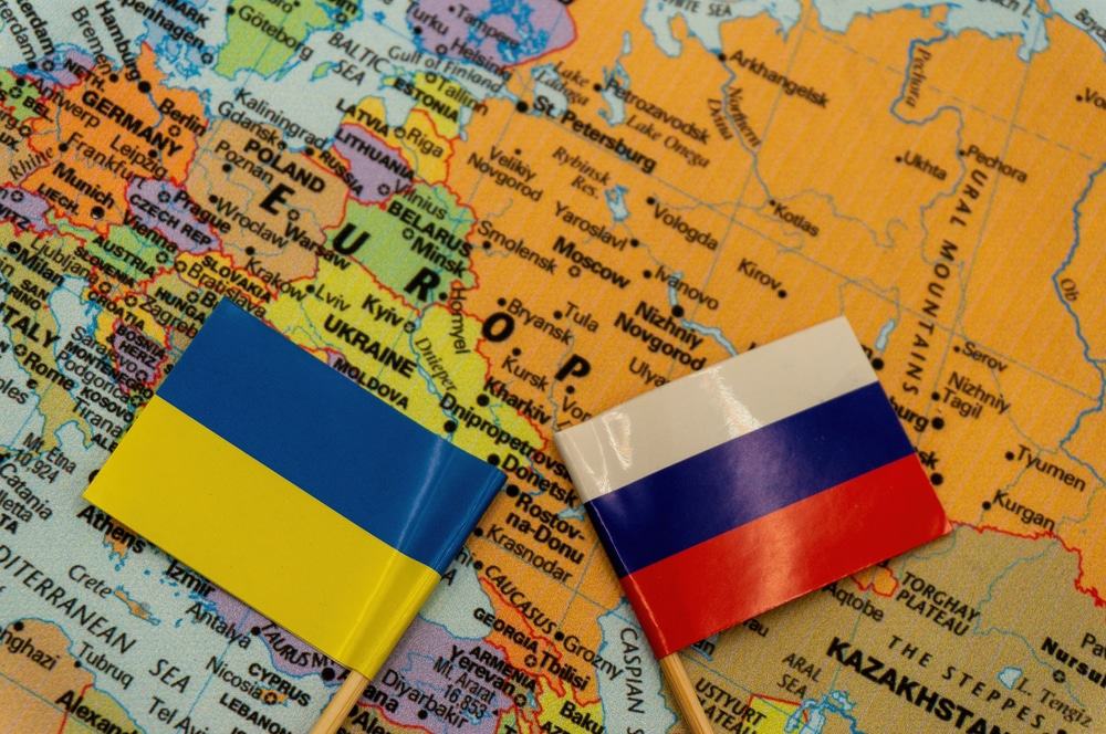 Bandeiras da Ucrânia e Rússia em um mapa do continente europeu