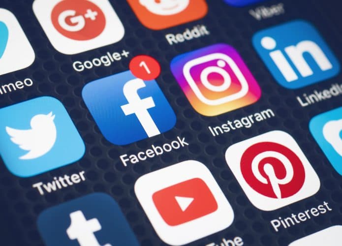 Ícones do Twitter, Facebook e Instagram na tela de um celular. Aplicativos de redes sociais.