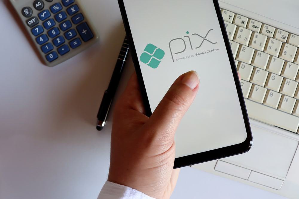 Pix acelera inclusão financeira, diz estudo do EBANX