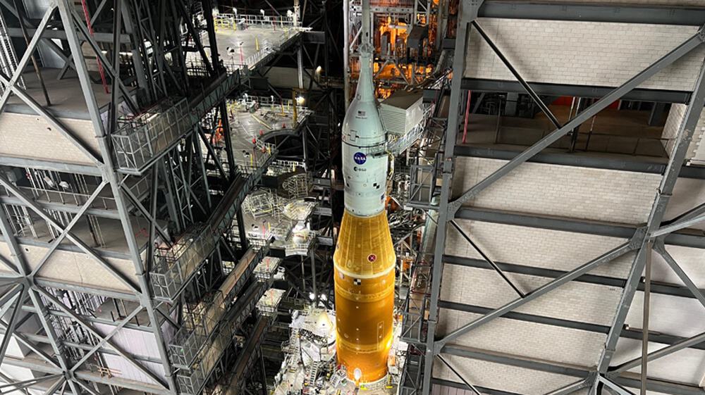 O Space Launch System (SLS) é o mega foguete que servirá de transporte para boa parte das missões do Programa Artemis, que ambiciona levar o homem de volta à Lua entre 2025 e 2026
