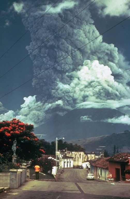 Erupção no Volcán de Fuego, na Guatemala, são relativamente esperadas devido à sua intensa atividades, como na imagem, em 1974