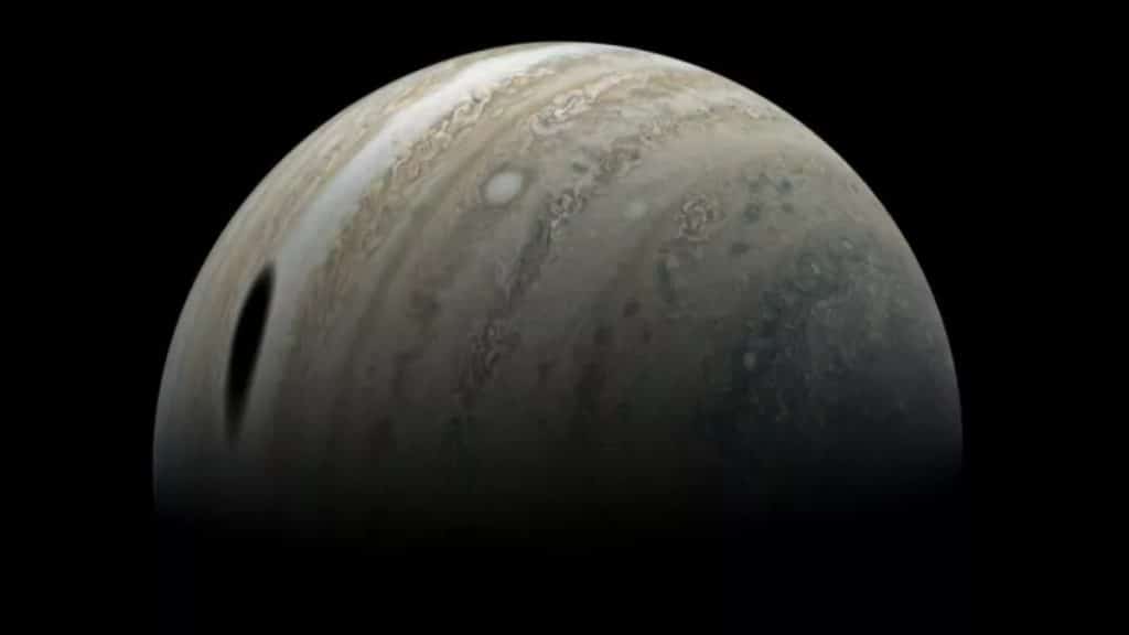 Júpiter, em nova imagem fotografada pela sonda Juno, não escapou de ter nele a sombra projetada da lua Ganimedes
