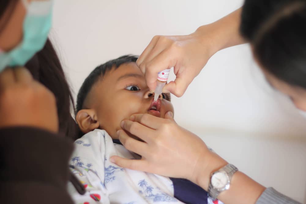 Bebê recebendo vacina contra a poliomielite