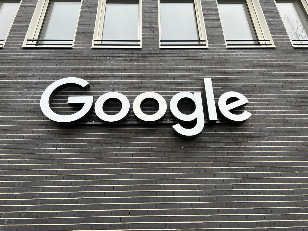 Edifício do Google em Munique, Alemanha com logotipo da empresa em branco.