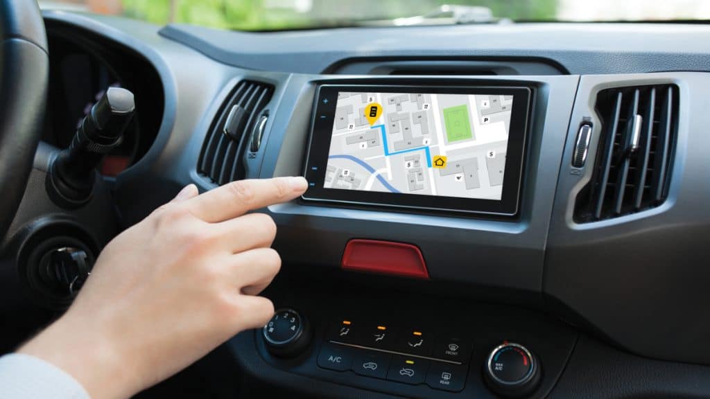 GPS sendo usado dentro de um carro