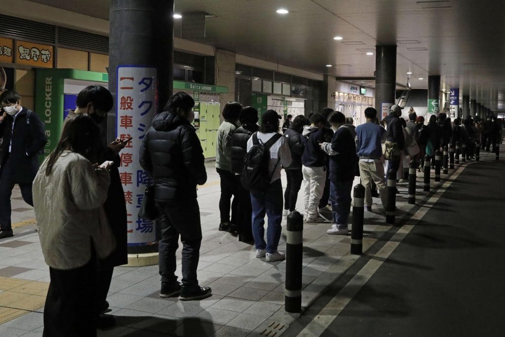 Diversos cidadãos japoneses foram às estações de trem, onde aguardavam o retorno do serviço ferroviário após tremor deixar mais de 2 milhões de casas sem energia em Fukushima, região norte do país