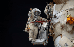 Cosmonautas fazem caminhada espacial para manutenção na ISS